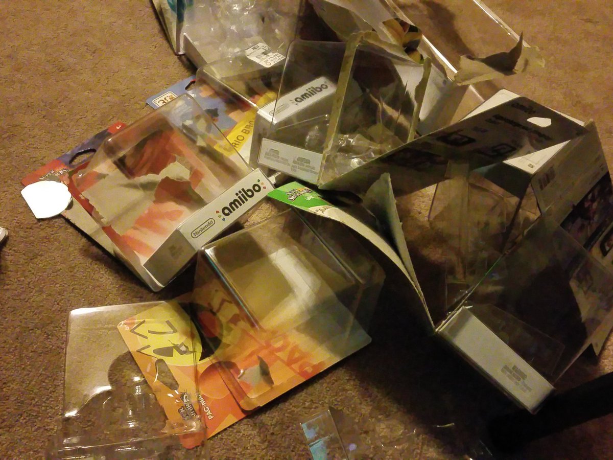 WeekendGamerz's tweet image. Omg look at what I did to all these sealed up amiibos. Destroyed! Now they are worth nothing.