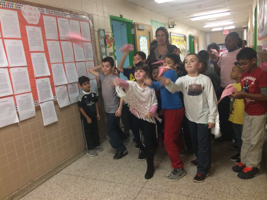 0xEarlineB's tweet photo. 1st n 5th gr work together during #CSEdWeek on a paper plane unplugged activity @BenFranklinES #collaboration #pbl https://t.co/UcmTDkOZyd
