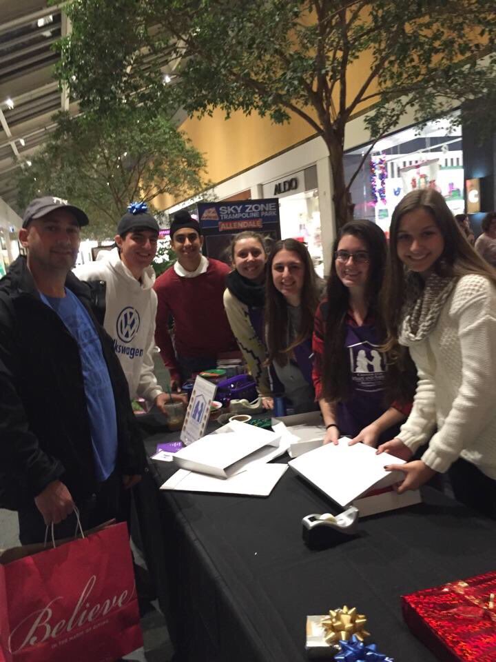 Club2015Key's tweet image. Head to Paramus park mall Friday to finished Xmas shopping &amp;amp; get your gifts wrapped for free by @lodiinteract!