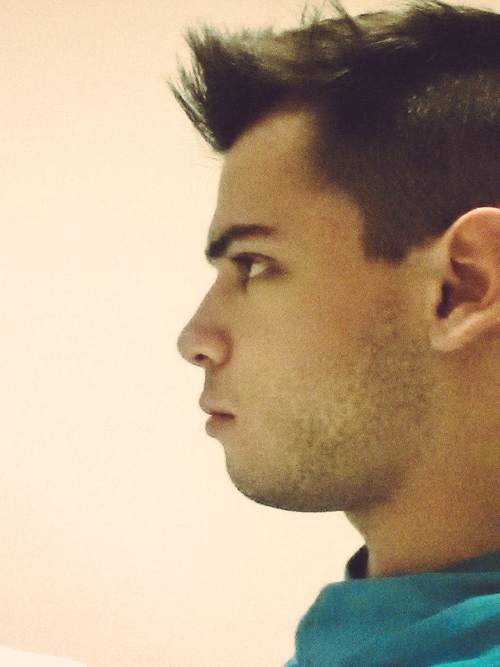 MatiasSchrank's tweet photo. #ParaMiMatiasEnGH se quizo cortar asi el pelo https://t.co/1EH28i07I5