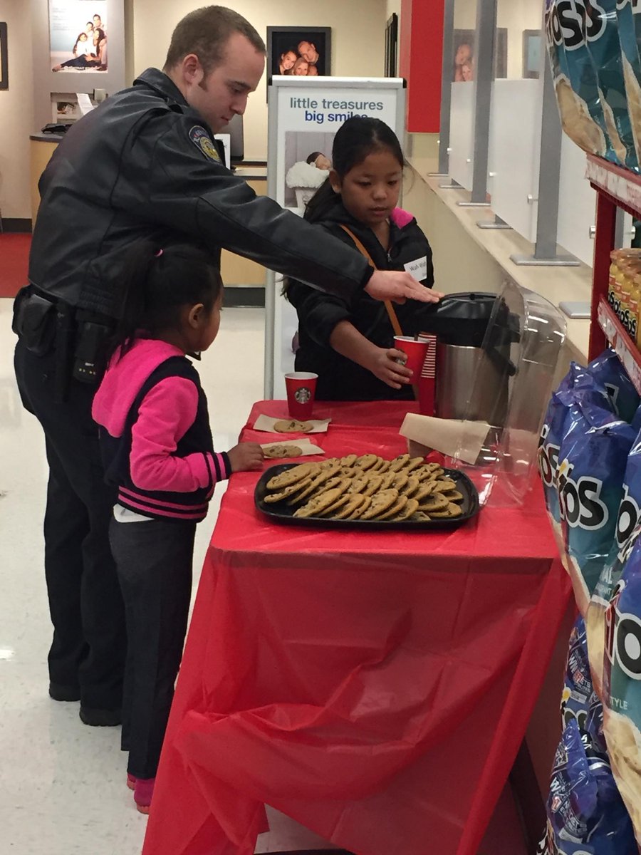 Might be my favorite one of the night! #heroes&amp;helpers #g199q4ap <a href="/jaketargetap/">jacob schneider</a> <a href="/kc0516/">Kate Hawkinson</a> <a href="/Adam_Reiter/">Arbitrum Now</a> <a href="/ShannonGehrmann/">Shannon Gehrmann</a>