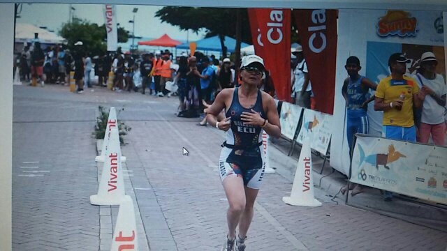 Los competidores corren por las calles d Galápagos en  <a href="/triatlongalapag/">Triatlon Galapagos</a> con el apoyo de Min d Turismo <a href="/TurismoEc/">Viceministerio de Turismo Ecuador 🇪🇨</a>