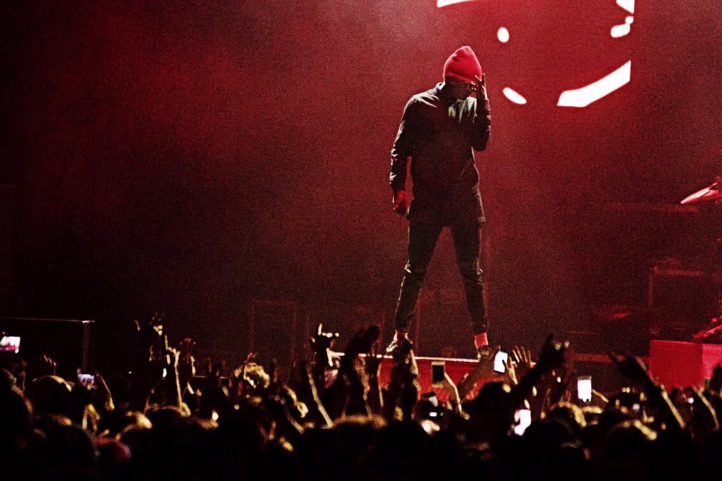 nadamucho's tweet photo. Pic: @twentyonepilots at @1077TheEnd's #DTHB2015 last night. By @kyle_shoots. https://t.co/tytsKyG2bh