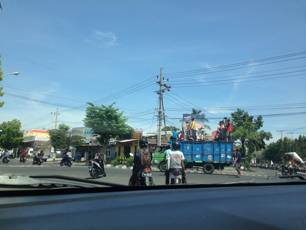 dianeka_n's tweet photo. Di tengah perjalanan kerja di jl. Pemuda-situbondo, ada konvoi paslon no. 3 @e100ss https://t.co/FWCDEBaKp1