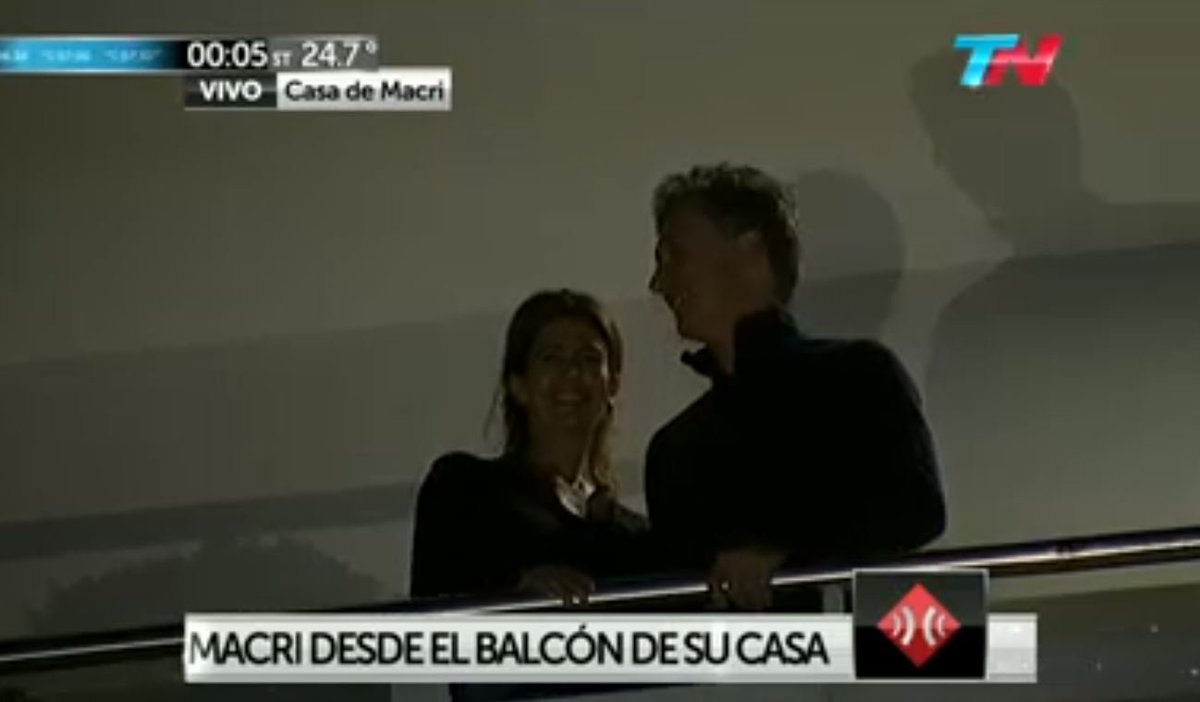 A horas de su asunción, Mauricio Macri sale al balcón de su casa para saludar infob.ae/osrv0Y