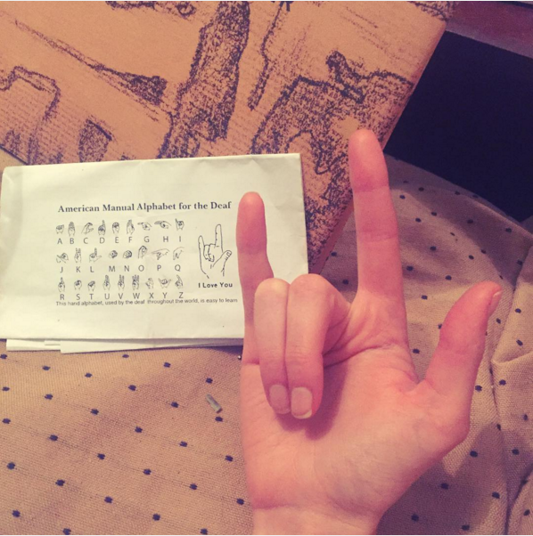 ヴィクシーエンジェルの ステラ マックスウェルが手話を練習中 写真の手の形は アメリカの手話で I Love You の意味 C Instagram Stellamaxwell フロントロウ編集部 Scoopnest