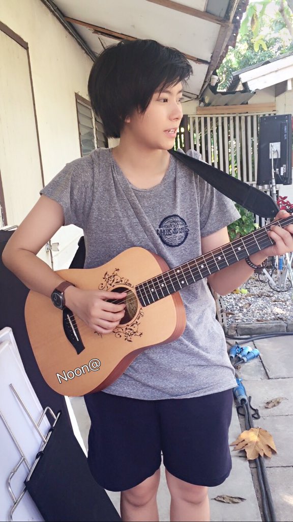 NoonaSmurf's tweet photo. 🎸 ใครอยากฟังเพลงอะไร...บอกมาได้เลย มือกีต้าสุดหล่อฮับ ฮุ ฮุ #เรื่องสยองผองเพื่อน  @Theconando https://t.co/AC3QIxFHm5