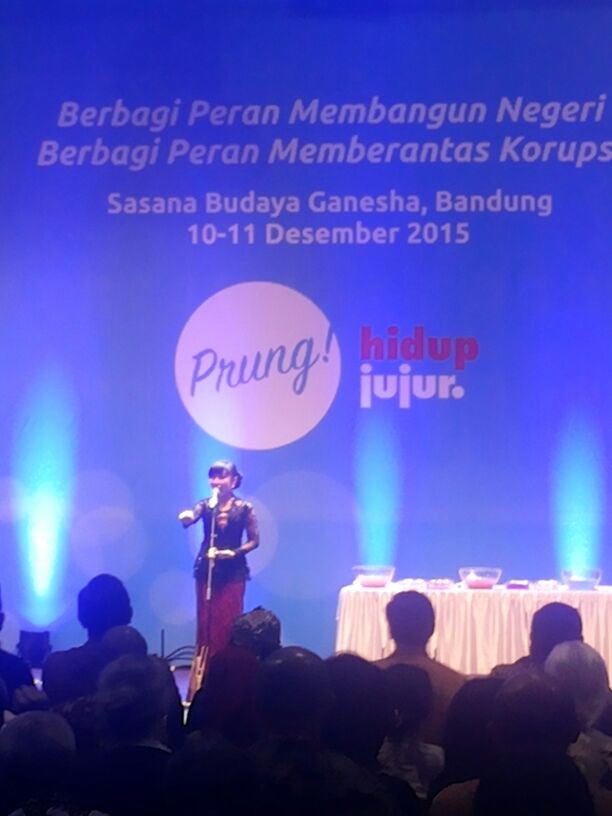 angklungudjo's tweet photo. Sekarang, Teh @lia_laila sedang memandu bermain Angklung bersama di Festival Antikorupsi 2015. #UDJO https://t.co/pqL3LdCh6c