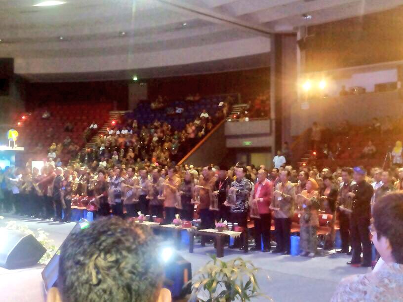 angklungudjo's tweet photo. Sekarang, Teh @lia_laila sedang memandu bermain Angklung bersama di Festival Antikorupsi 2015. #UDJO https://t.co/pqL3LdCh6c