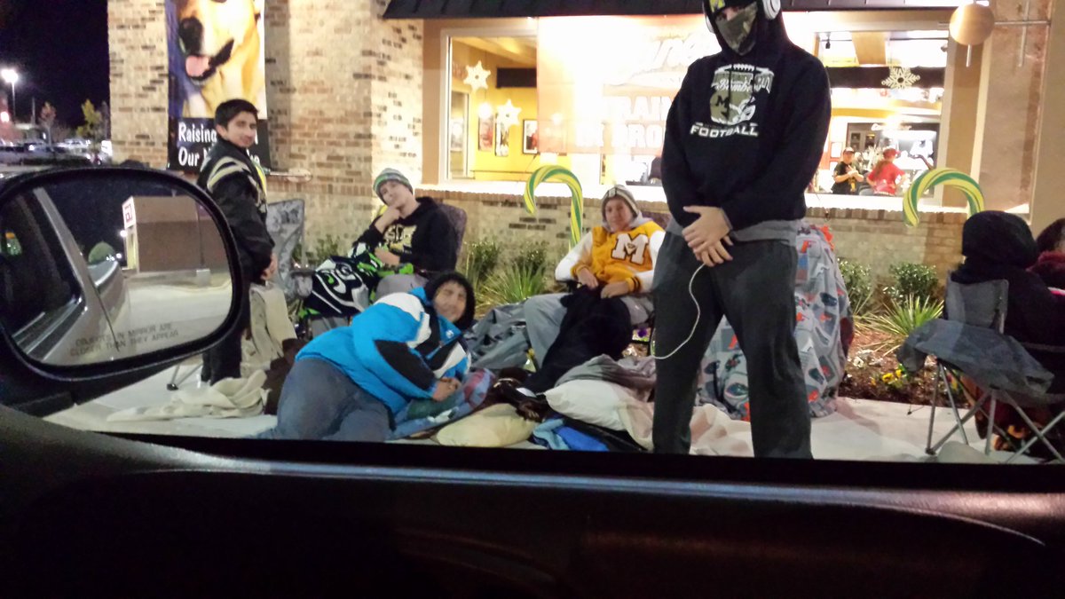 CoachJBlas's tweet image. #First20 @Raising_Canes in MWC
@bryceblas_11 @White_cobra64 @_Nextluck12 &amp;amp; Miles!!
#AllNight