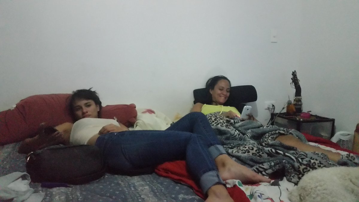 jaremaca's tweet photo. madre e hija encamadas https://t.co/umrAT4CRFO
