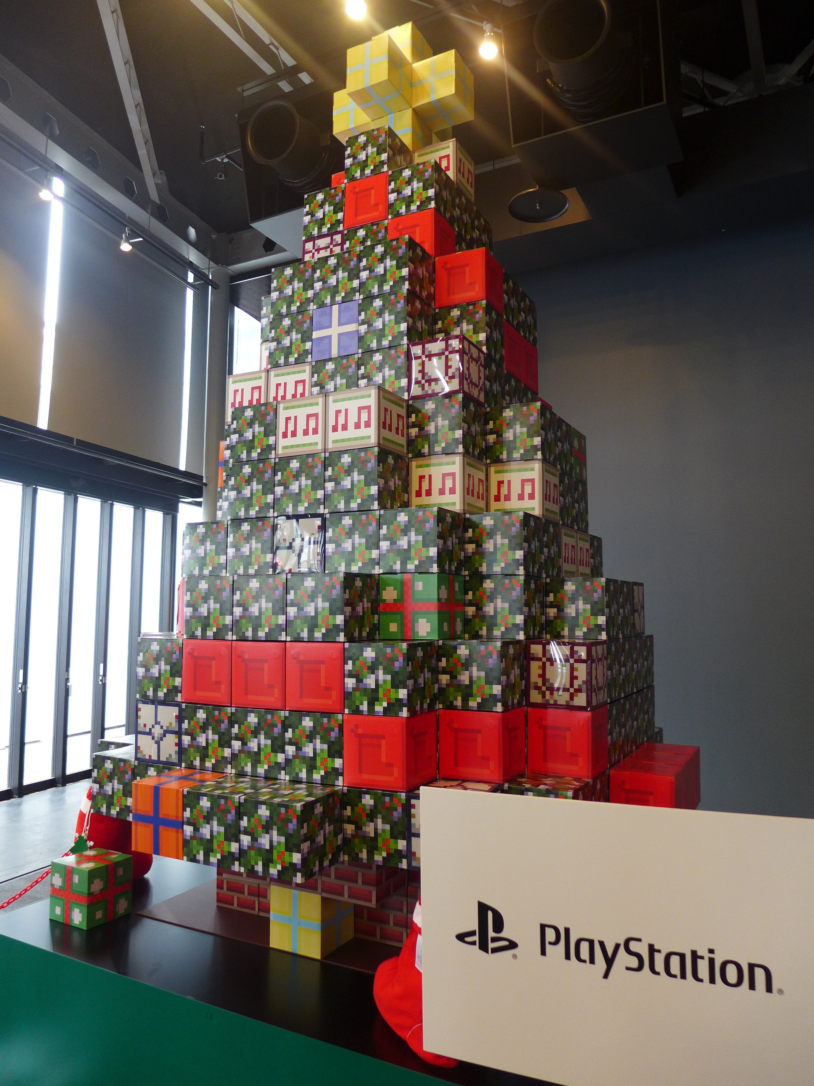 Sacasinfo 貸し靴エリアにクリスマスツリーが展示されました 期間限定展示です お早めに 赤坂サカス Playstation スケートリンク T Co Dzaivh0fkz Twitter