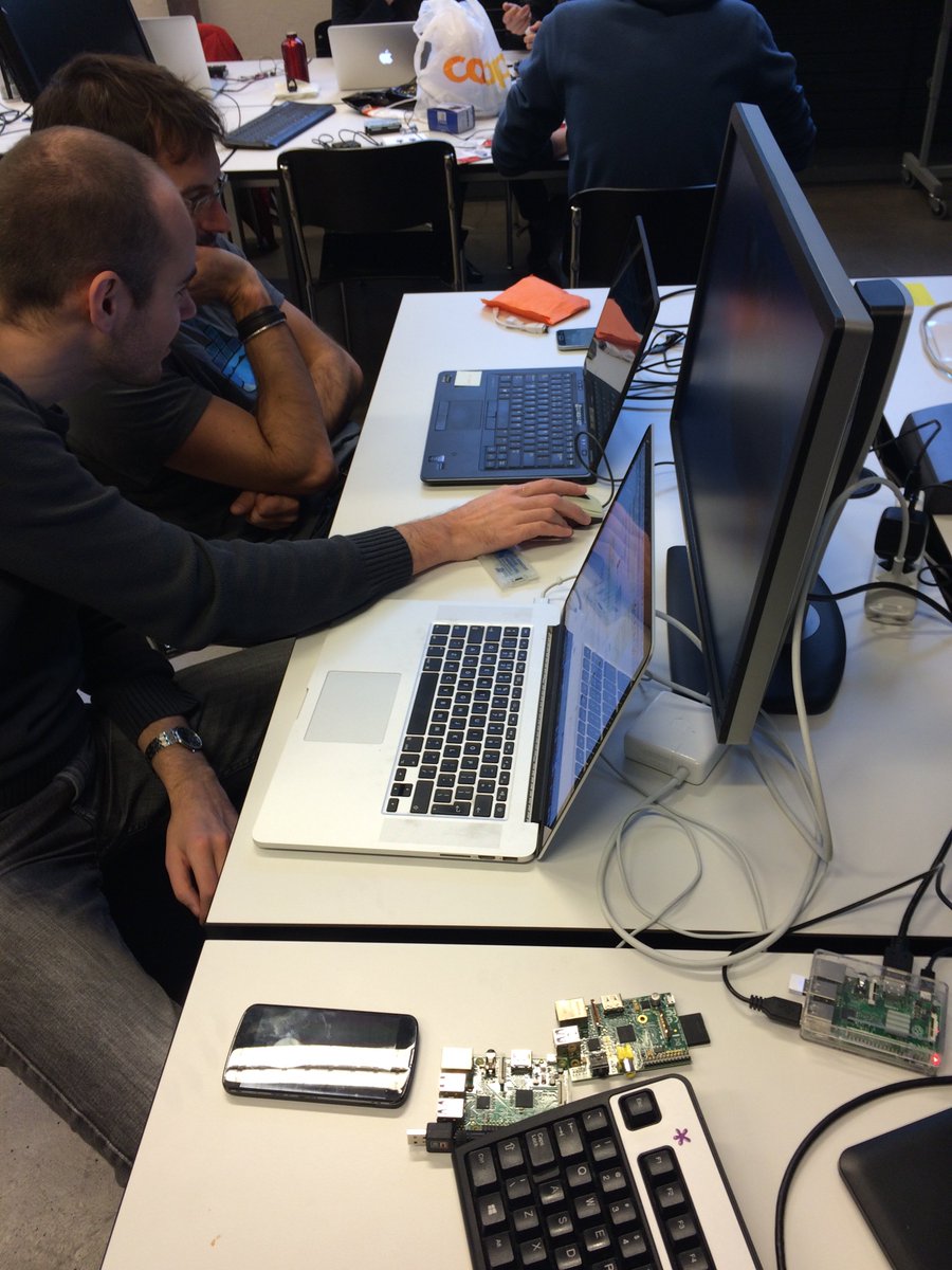 ICC_Lab's tweet photo. A bit lonely team #DIYprojector? But they have many @Raspberry_Pi! #icclab_hack #hackathon @g_tof @fdudouet https://t.co/Om8nXdYPQd