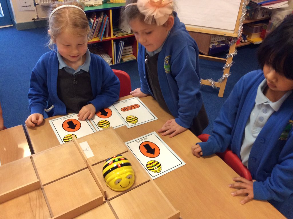 mbk_y1's tweet image. Hour of code in year 1! #algorithmsarefun #beebots #debug