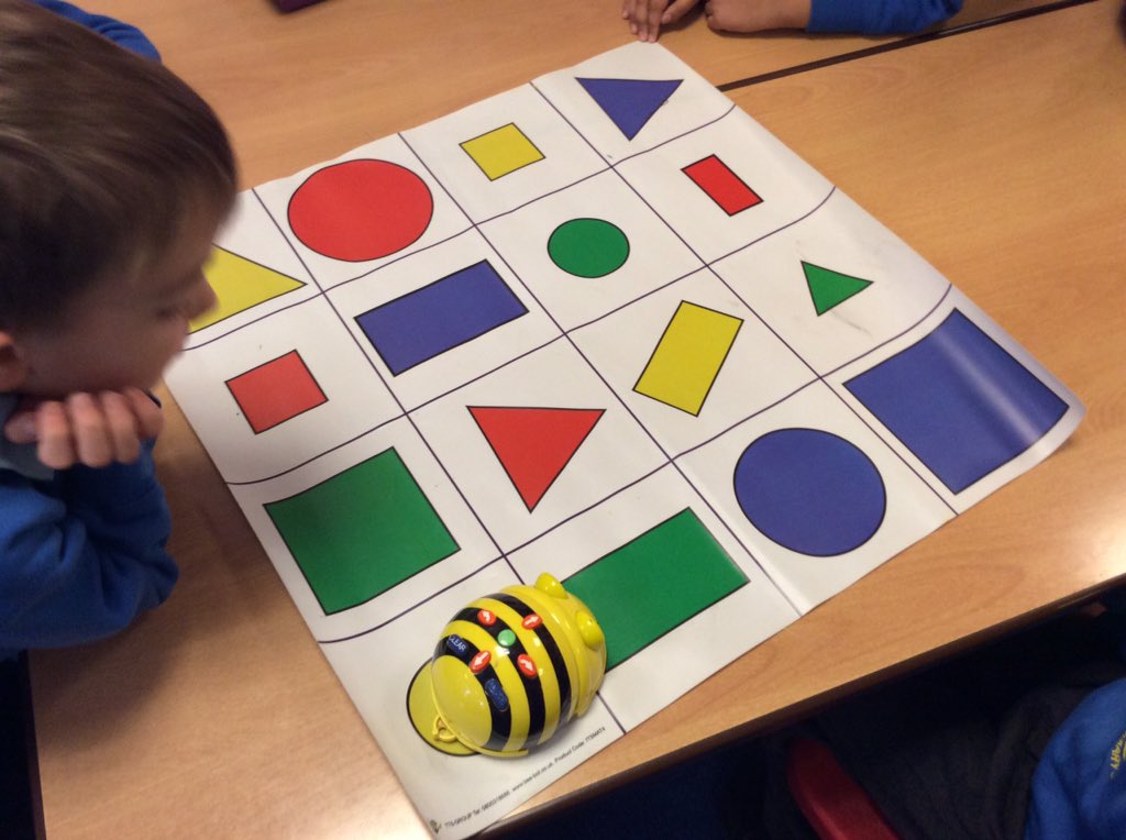 mbk_y1's tweet image. Hour of code in year 1! #algorithmsarefun #beebots #debug