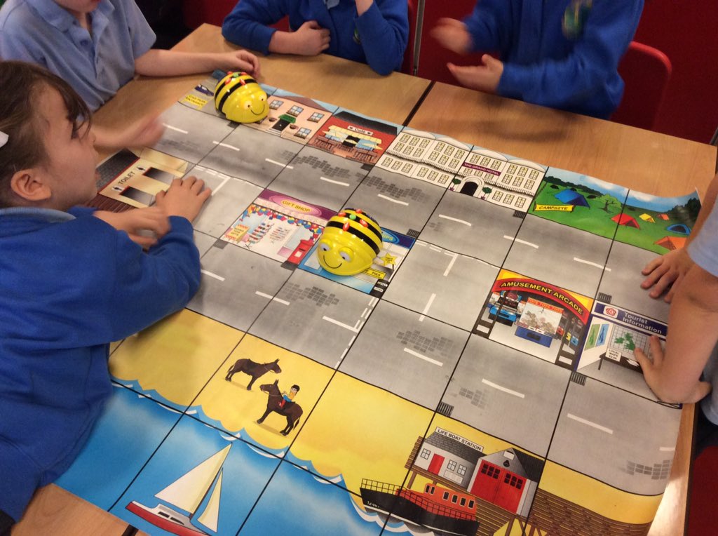 mbk_y1's tweet image. Hour of code in year 1! #algorithmsarefun #beebots #debug
