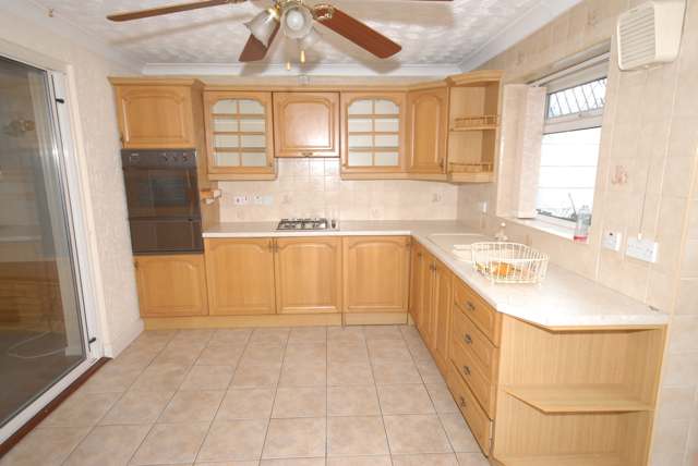 IanPerks_'s tweet photo. TO LET £715 #Oldswinford A spacious 3/4 bedroomed detached family home with garage.  https://t.co/xSAvVkXrBi https://t.co/28afBkVOCb