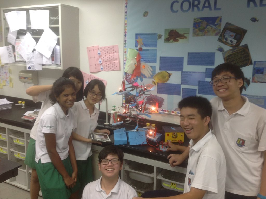 FunkyPhys's tweet photo. Y9 applying their knowledge of circuits to create an electronic x-mas tree @GISscience @jenny_eyes #GISlearning https://t.co/6I0TzyXXUg