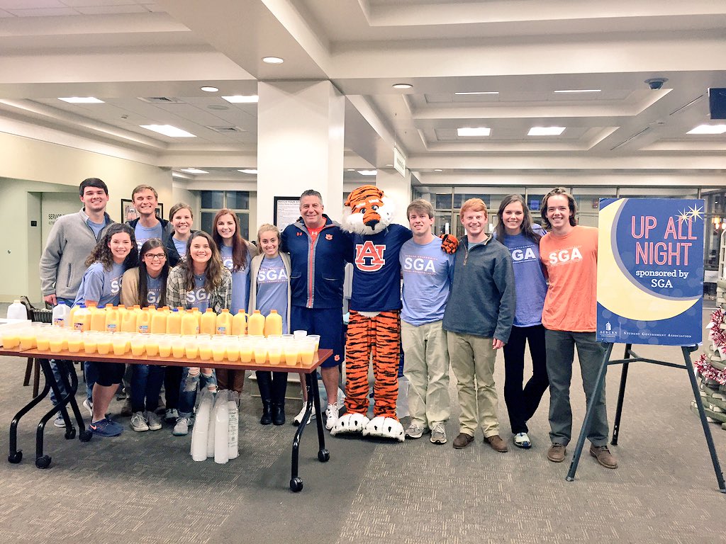 AuburnMBB's tweet photo. It's 12am &amp; Coach Pearl is at the library with @AuburnSGA to wish students good luck on finals! #WhyNot https://t.co/f8n4NJnXeZ