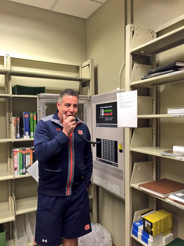 AuburnMBB's tweet photo. It's 12am &amp; Coach Pearl is at the library with @AuburnSGA to wish students good luck on finals! #WhyNot https://t.co/f8n4NJnXeZ