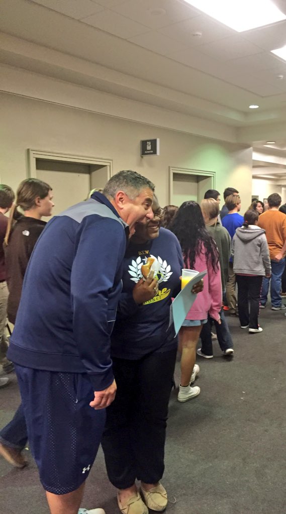 AuburnMBB's tweet photo. It's 12am &amp; Coach Pearl is at the library with @AuburnSGA to wish students good luck on finals! #WhyNot https://t.co/f8n4NJnXeZ