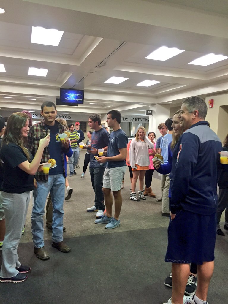 AuburnMBB's tweet photo. It's 12am &amp; Coach Pearl is at the library with @AuburnSGA to wish students good luck on finals! #WhyNot https://t.co/f8n4NJnXeZ