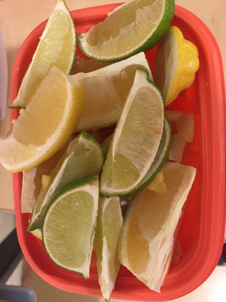 サムライせんせい ドラマ公式アカウント 明日放送8話の劇中で寅ちゃんがバイト中 一所懸命切ったレモンです 撮影終了後は スタッフキャストで紅茶に入れてレモンティーにしたり 残さず美味しくいただきました サムライせんせい T Co