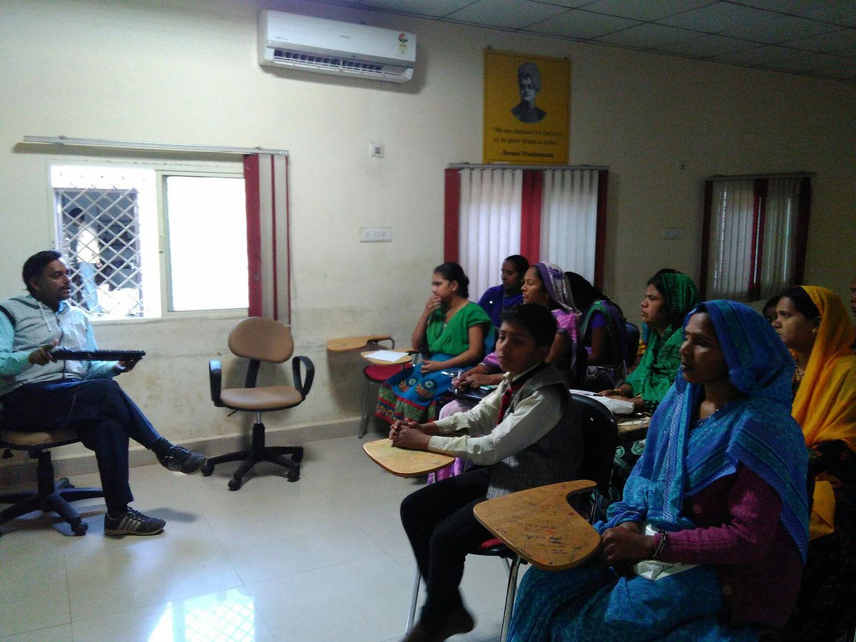 eSHEShakti's tweet photo. Our paid basic computer course in 30 days is a hit among govt #communityhealthworkers in #Raghogarh  #DigitalIndia https://t.co/vDegSkpbLF