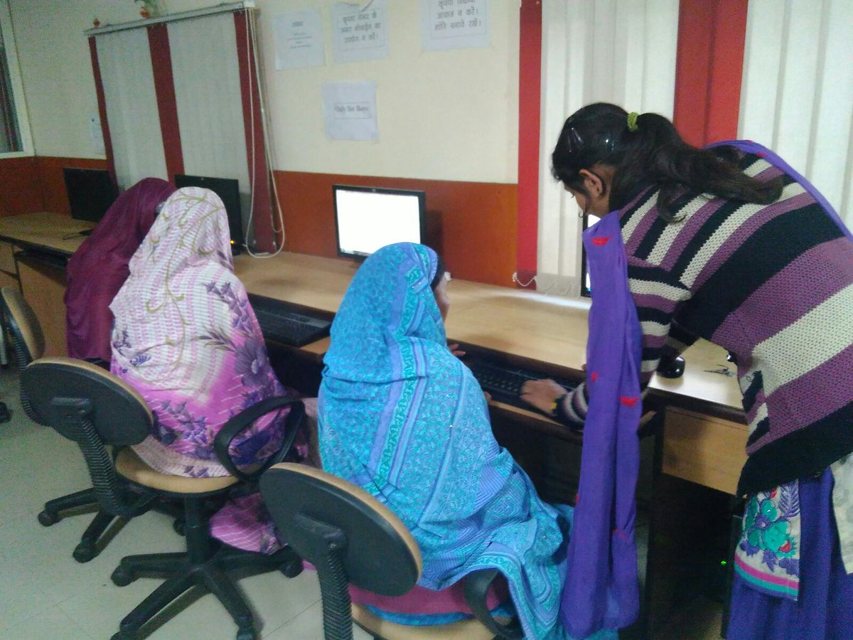eSHEShakti's tweet photo. Our paid basic computer course in 30 days is a hit among govt #communityhealthworkers in #Raghogarh  #DigitalIndia https://t.co/vDegSkpbLF