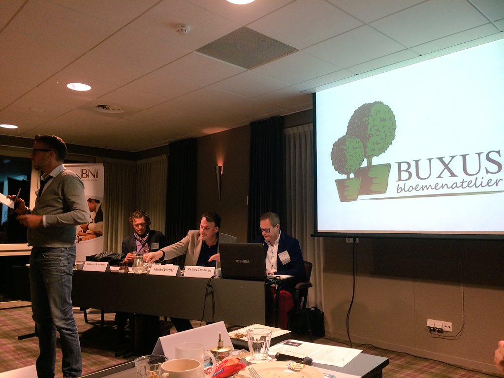 Mooi 10 minuten presentatie van <a href="/buxusbloem/">BUXUS bloemenatelier</a> uit #Ermelo  in de <a href="/HofvanPutten/">Hof van Putten</a> #bni #netwerken #gevenloont #putten