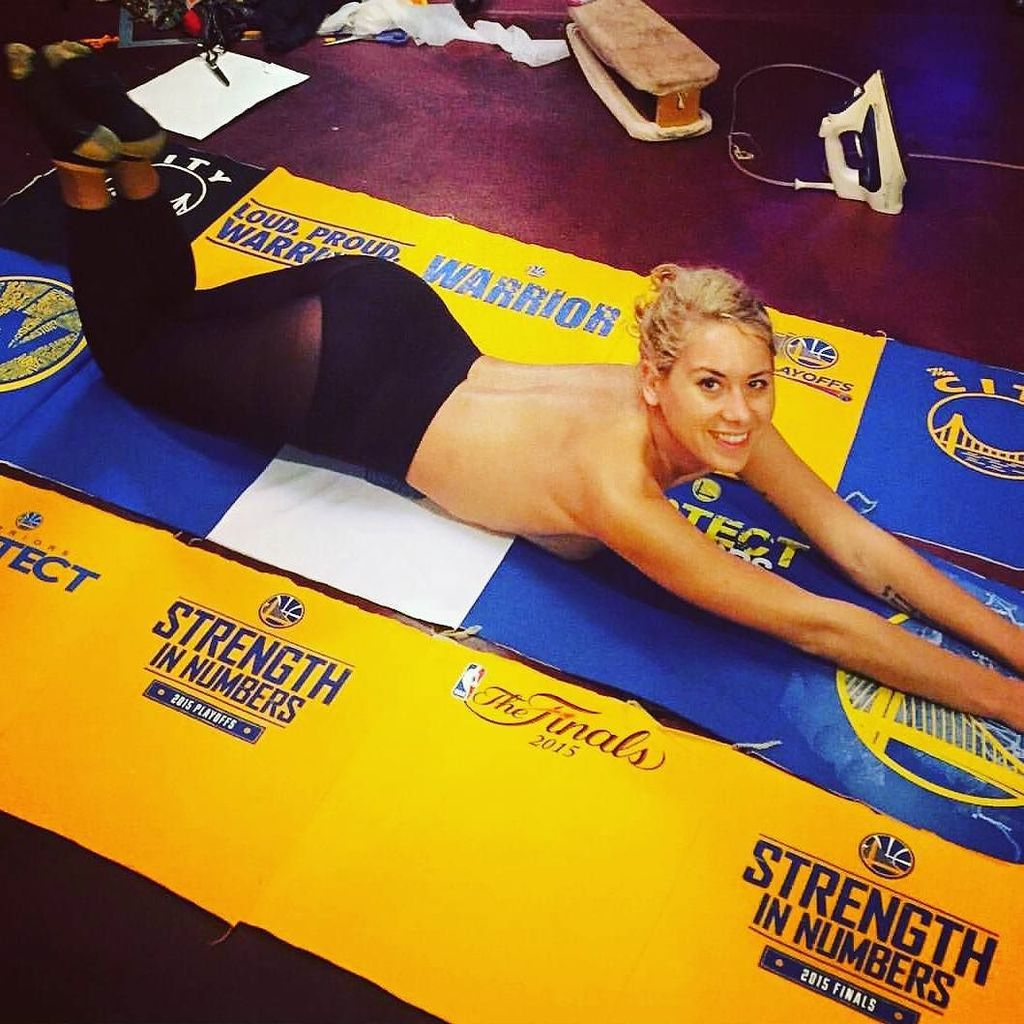 nottinbutaig's tweet photo. 💛💙 #thisrightnow #handmade #warriors #quilt my #bff #roomie #babes at Praxis are working on #goldenstate #goldensta… https://t.co/oj6KUa1MP9