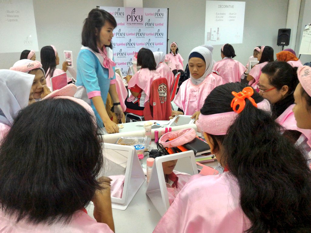 MajalahKartini's tweet photo. Peserta antusias mengikuti beauty class @PIXYIndonesia ini. #EventKARTINI https://t.co/8mDkJYs6FO