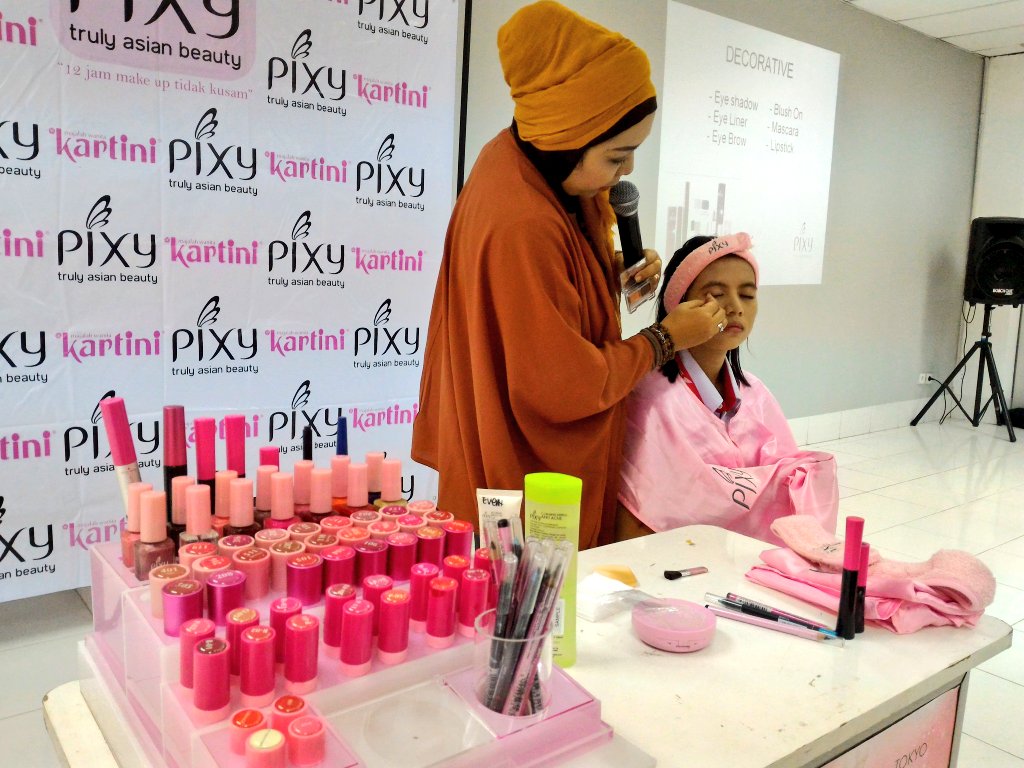 MajalahKartini's tweet photo. Peserta antusias mengikuti beauty class @PIXYIndonesia ini. #EventKARTINI https://t.co/8mDkJYs6FO