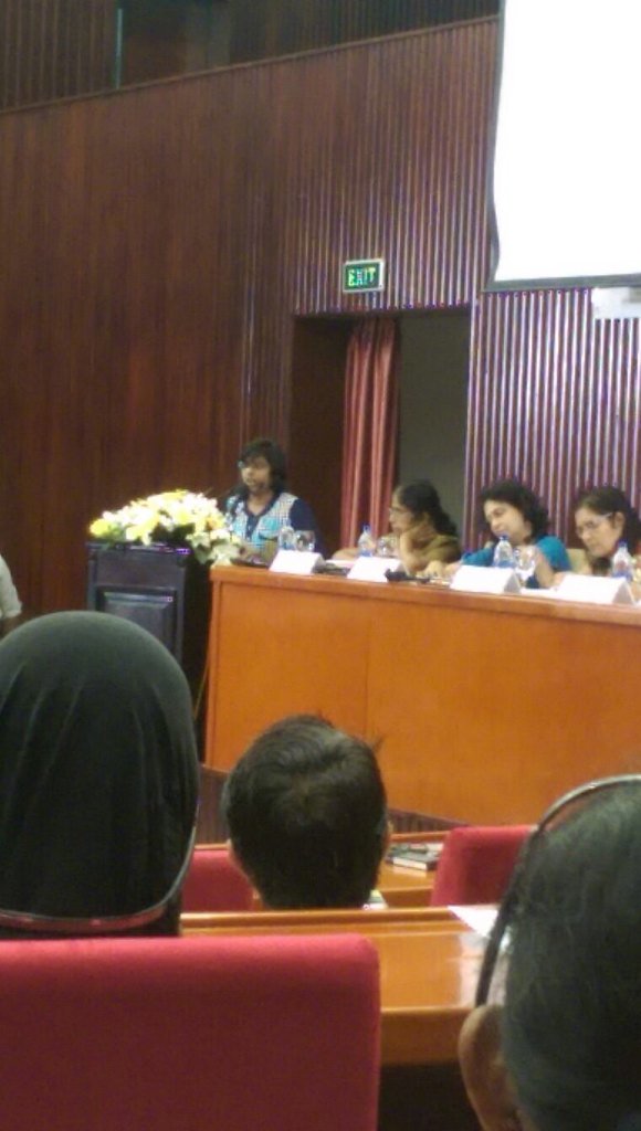 Usitha S <a href="/viluthuSL/">Viluthu</a> conference on <a href="/cepaSL/">CEPA</a> study discussing problems with #WHH definitions and targeted programmes