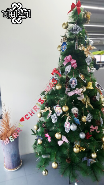 Nexon_Mabinogi's tweet photo. #마비노기 개발실에도 연말을 맞아 예쁜 트리를 설치했습니다.
뭔가 허전해서 트리 꼭대기를 장식해봤는데, 어떤가요? #첫번째_힌트 https://t.co/MwCvJkk950