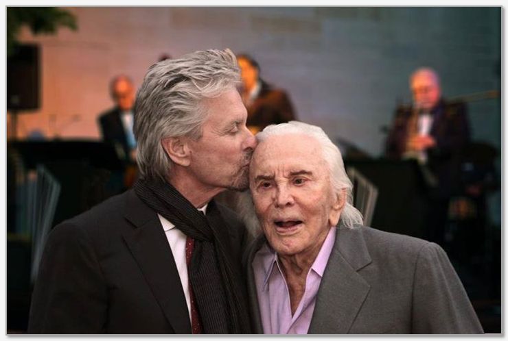 Anakoyher's tweet image. Вчера знаменитому Спартаку — Кирку Дугласу стукнуло 99!

Happy 99th Birthday Dad!
Чмоки тебе, Кирк, от Розы.