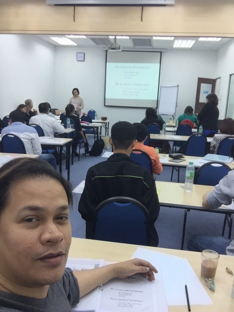 NormanKRU's tweet photo. Dah lama tak jadi student. Hari ni seminar sepanjang hari 😀 https://t.co/vsAHq4ppme
