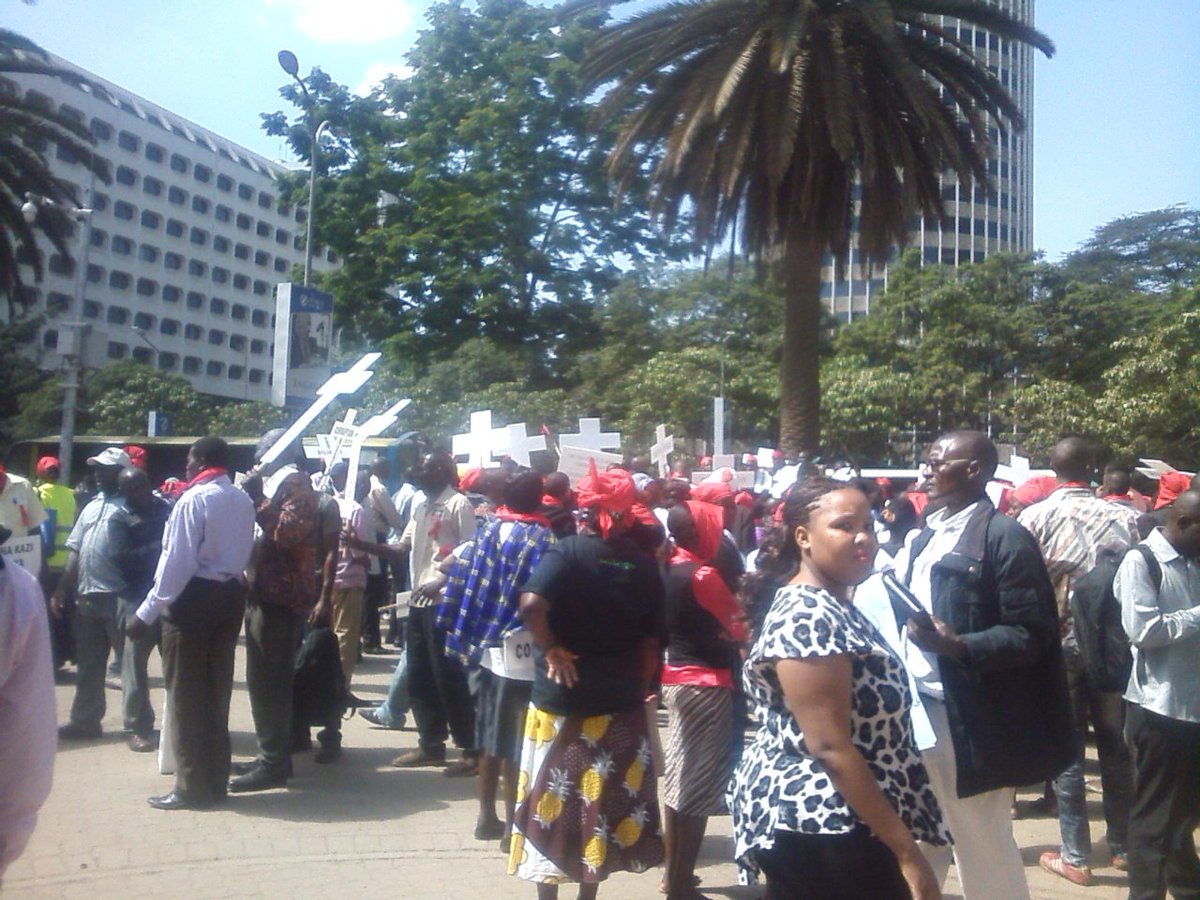 otienomjomba's tweet photo. #Didyouknow:The amount we lose thru #Corruption in a yr can fully equip #KNH ...@bonifacemwangi #NoToCorruptionKe https://t.co/GsJXYL5DEt