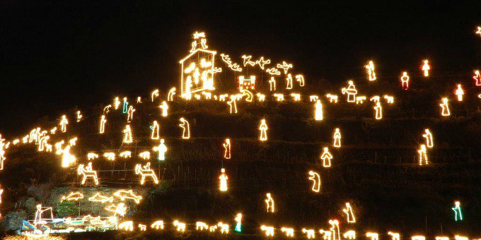 Cinque Terre, il presepe di Manarola illumina la collina delle Tre Croci
liguria24news.it/2015/12/10/cin…