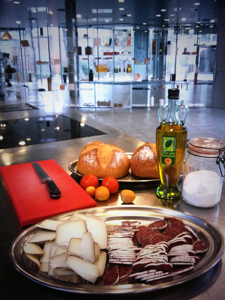madamepicada's tweet photo. #Tradició i #innovació n un mateix #esmorzar #embotit #formatgeserrat #paambtomaquet @FundacioAlicia Per molts anys! https://t.co/VQ8trlu1l5