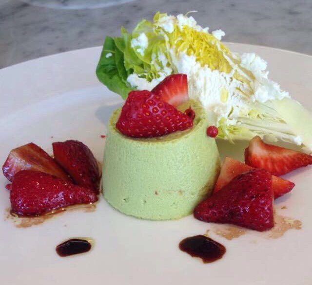 ItsKavya's tweet image. Definitely had the worst meal I've ever paid for today. Strawberries were the only good part! 🍓