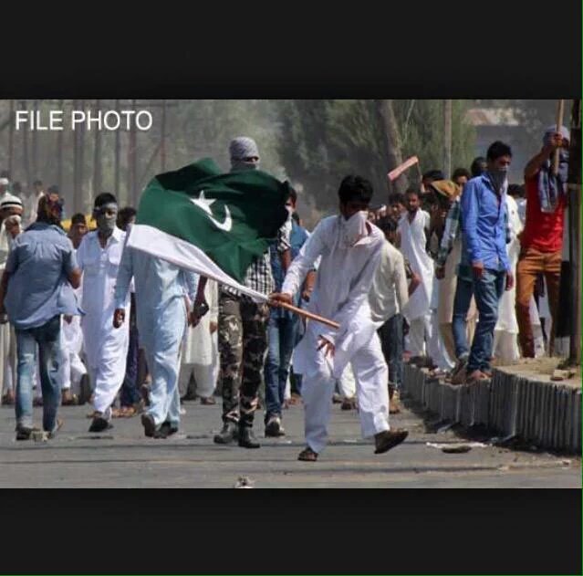 FarhanKVirk's tweet photo. #WhyNawazSilentOnKashmir Today Entire Kashmir is raising the flags of Pakistan while Nawaz raises Indian flags https://t.co/HZwaZWvfmz