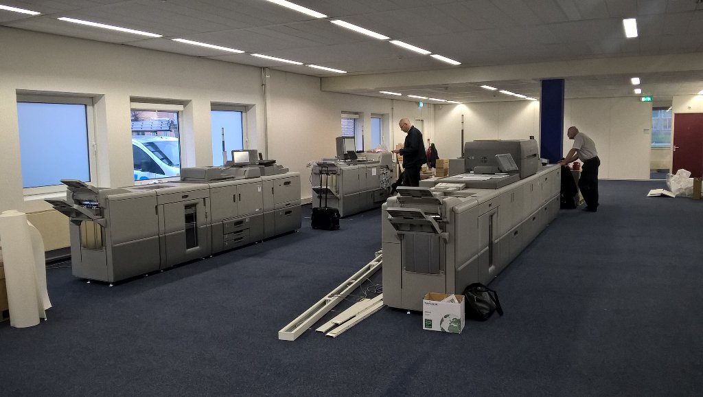GvOudenallen's tweet photo. Gaaf! 3 collega's bezig om 3 #Ricoh PRO's te installeren. Nieuw pand, nieuwe kansen. Suc6 @EPCnieuwegein @RicohPro https://t.co/hUAPGx2rdJ