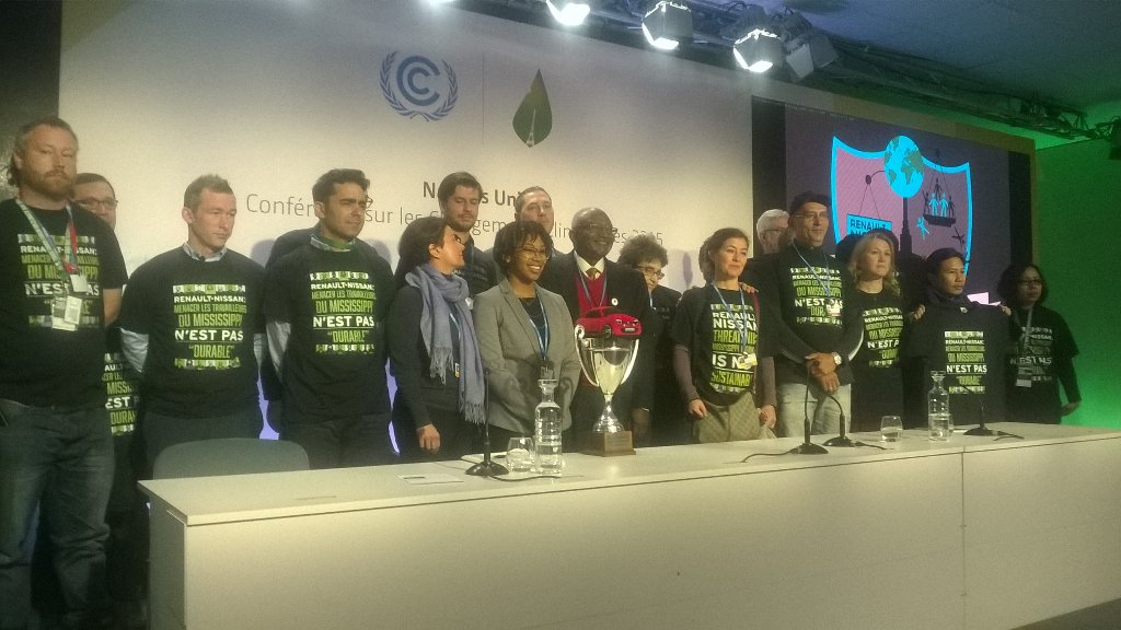 DoBetterNissan's tweet photo. la presse de la #cop21 avec @sierraclub contre @TheAllianceRN https://t.co/G24rkJkyzE
