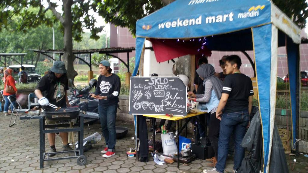 Agriday2015's tweet photo. Kapan lagi bisa barbeque di sore-sore kayak gini??? Cuma ada di #Agriday2015 ! :) https://t.co/6KJyA9V75N