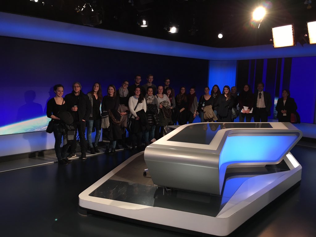 Mirschiswelt's tweet photo. Youngsters der #fhsp erstürmen den #ORF-Newsroom. Ja, das Medienarchiv werkt auch hier :-) #lieblingsarchiv https://t.co/NS466SXou7