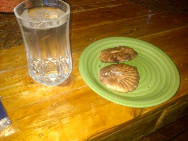 Milla4Lee's tweet photo. When Maria our house keeper bakes me cookies for breakfast. #MyLife #cookies #Maria https://t.co/OSyhiE9iyo