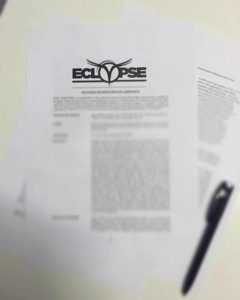 fredissue's tweet photo. New record signed and ready for 2016💥 #eclypserecords #davidpietras #fredissue https://t.co/ttoz2bAGlK