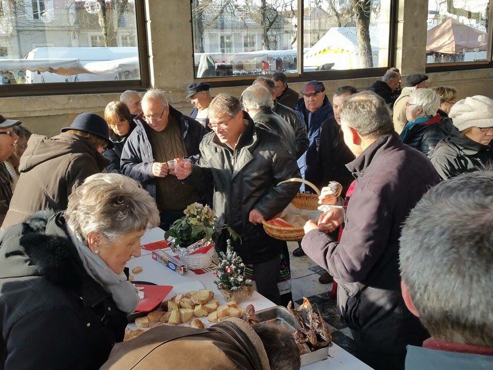 AvecRousset24's tweet photo. Sur le terrain ce matin - marché de St Astier. Nous continuons à mobiliser ! #Rousset2015 @al_rousset https://t.co/EmvDP9zzfc