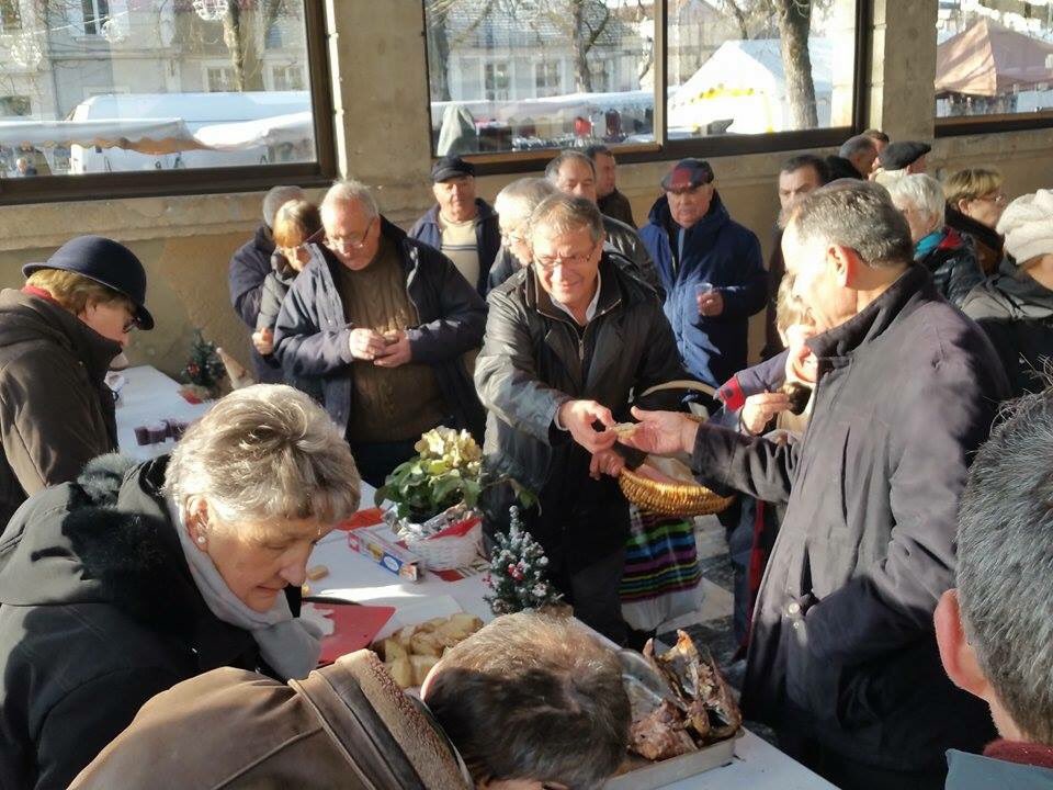 AvecRousset24's tweet photo. Sur le terrain ce matin - marché de St Astier. Nous continuons à mobiliser ! #Rousset2015 @al_rousset https://t.co/EmvDP9zzfc